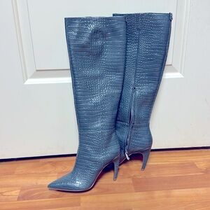These amazing Crocodile 🐊 print leather boots in a unique greyish blue color!
